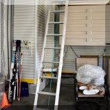 L08. Louisville aluminum extension ladder. 
